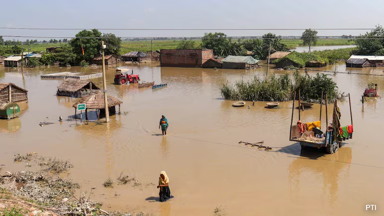 ndtv's tweet photo. Bihar Man Dies After Flood Relief Packet Dropped From Helicopter Hits Him https://t.co/II4rczTyQK https://t.co/ram4T3S9dr