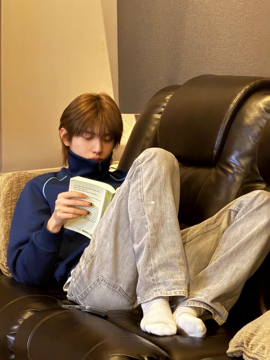 juhoonclub's tweet photo. my favourite reader https://t.co/hQuq2atqC5
