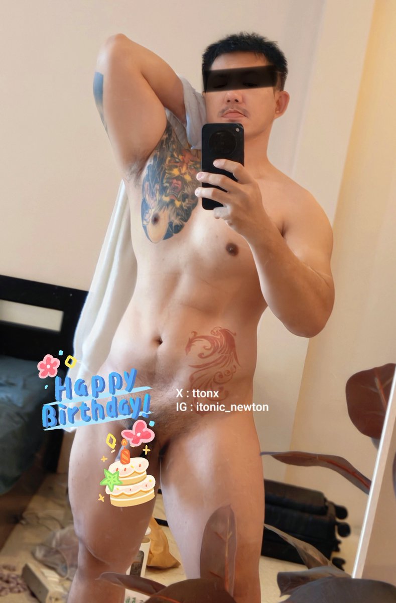 ttonx's tweet photo. H.B.D. 2 Me !! 😘🎂🥳 42 ปีแล้วนะ รู้ยัง มาในชุดวันเกิด ปีนี้ไม่ขอไรมาก ล่ำๆ รวยๆ ถูกล๊อตเตอร์รี่ รางวัลที่ 1 ซักใบก็พอ.. https://t.co/v8ivSfsZBh