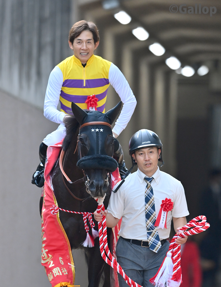 gallop_keiba's tweet photo. #幸英明騎手

「最後は馬に『なんとか頑張ってくれ』と思いながら追っていました。
リアライズ（シリウス）かホウオウ（ビスケッツ）のどちらかが行くと思っていて、もともとスタートも速い馬なので2列目につけて運ぼうかなと思っていました。
最後は、もう頑張ってくれという気持ちでした。手応えはあって馬も反応してくれていたんですが、なかなか前が止まってくれなかったので必死でした。着差が着差だったのでホッとしています」