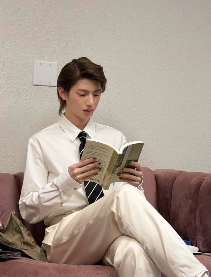 juhoonclub's tweet photo. my favourite reader https://t.co/hQuq2atqC5