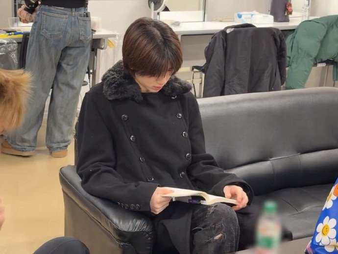 juhoonclub's tweet photo. my favourite reader https://t.co/hQuq2atqC5