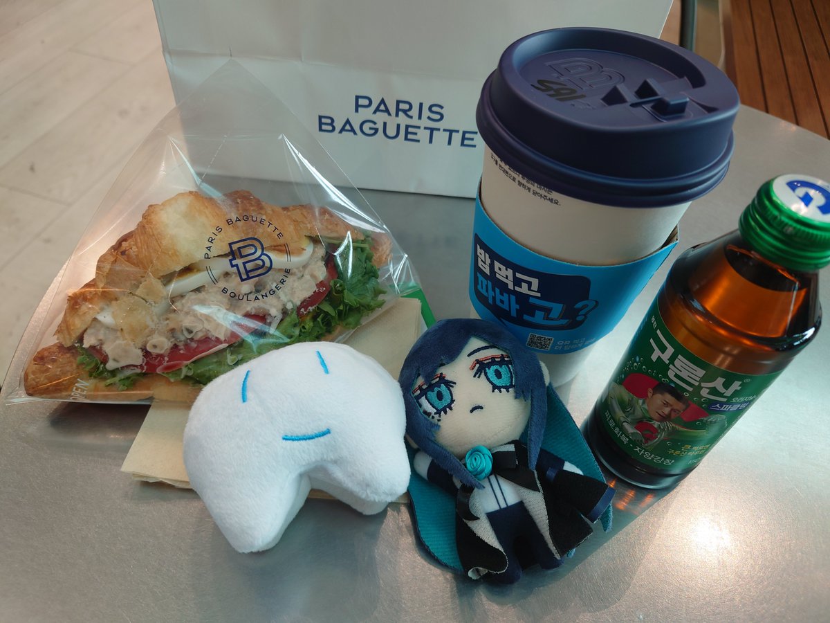 aaa_LAPIS_L's tweet photo. Adoちゃんにオススメ🇰🇷
XMFのMCで韓国の食べ物いろいろと食べたようですが、パリバケのクロワッサンサンドがまだでしたら是非🥐

食べようとしたら隣のオモニ集団に話しかけられ、なぜか栄養ドリンクくれた
なぜ？ https://t.co/KoHNjp5MML