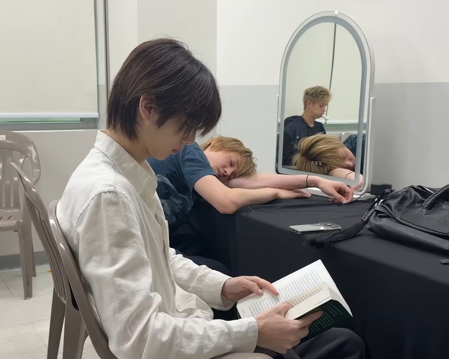 juhoonclub's tweet photo. my favourite reader https://t.co/hQuq2atqC5