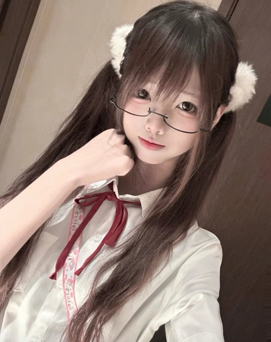 crystal55qv4's tweet photo. 从小没人爱～缺，

有人想锐评一下我13岁的福嘛 ？🥹   

不要🚪赶紧看，我要删了… https://t.co/7ZGQsKAHFk