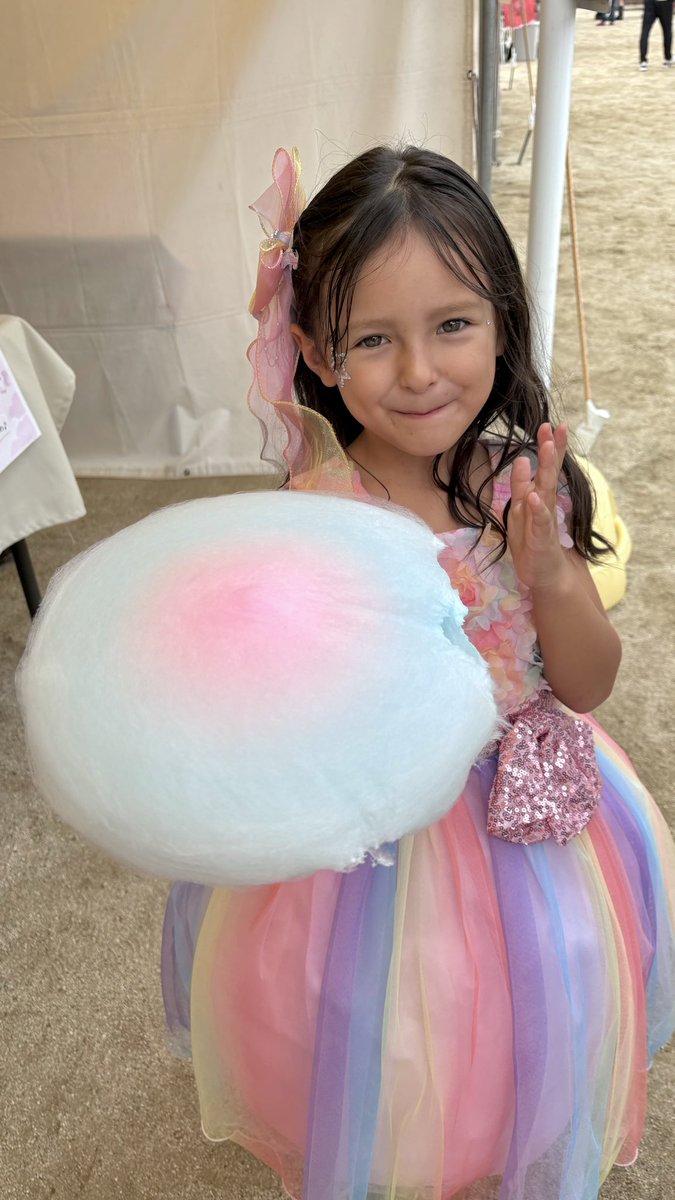 NamiCamipinkids's tweet photo. 雨降ってたけどステージ頑張りました✨
ご褒美はレインボーわたがし🍭
2日間めっちゃたのしかった💖🤍
次のライブは10/25 すいと〜よ🎶
前日10/24はハロウィン撮影会🎃
楽しみがいっぱいだ〜😆💗
#NamiCami #Pinkids #ちょこモ https://t.co/2H6hFhX6sS