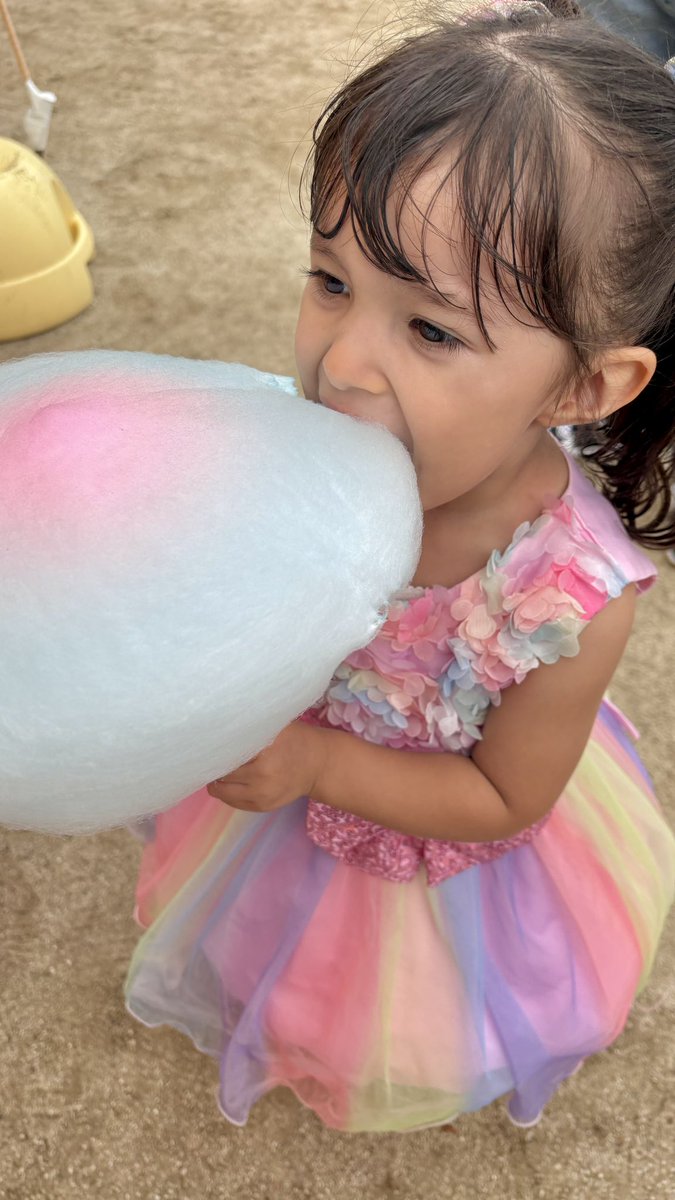 NamiCamipinkids's tweet photo. 雨降ってたけどステージ頑張りました✨
ご褒美はレインボーわたがし🍭
2日間めっちゃたのしかった💖🤍
次のライブは10/25 すいと〜よ🎶
前日10/24はハロウィン撮影会🎃
楽しみがいっぱいだ〜😆💗
#NamiCami #Pinkids #ちょこモ https://t.co/2H6hFhX6sS