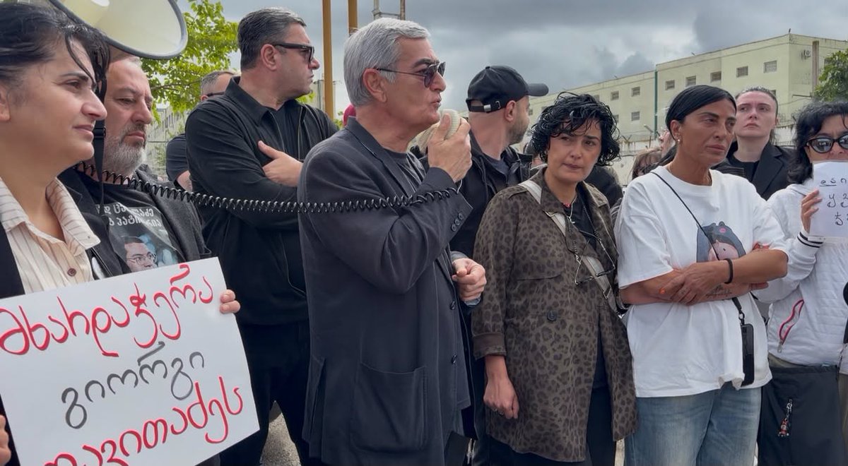 inforustavi's tweet photo. A rally in support of prisoner #Giorgi #Davitadze was held near #Rustavi Penitentiary No. 6. 
The protest participants are relatives and family members of the prisoner. Their main demand is the resignation of the prison warden, Giorgi Pataradze. https://t.co/mryXFhnLcw