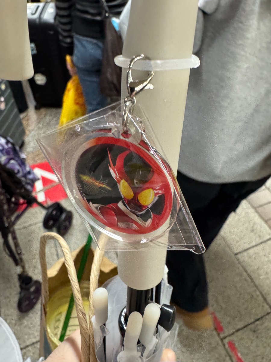 ULTRAyan828's tweet photo. カバンにグッズたんまりとエコ大阪の傘も買ったよ。(アギトのめじるし目当て🤣) https://t.co/R1DMHN2Ivv