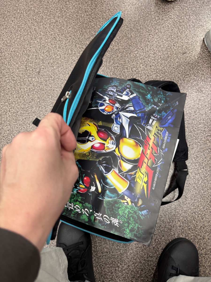ULTRAyan828's tweet photo. カバンにグッズたんまりとエコ大阪の傘も買ったよ。(アギトのめじるし目当て🤣) https://t.co/R1DMHN2Ivv