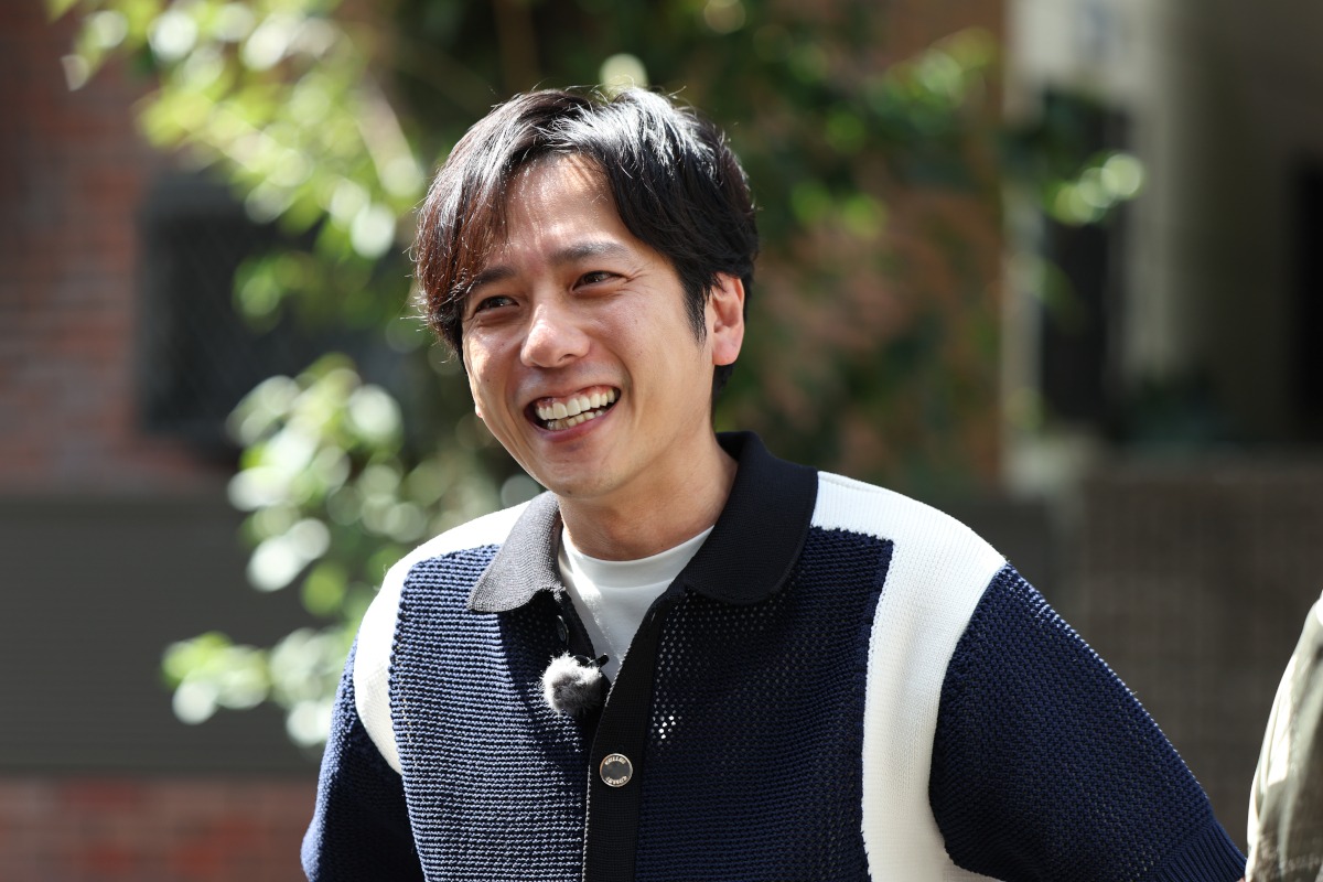entame_talk's tweet photo. 『岡田准一とロバート秋山の今さらシロー！』10月12日午後9時54分からスタート

初回ゲストには二宮和也が登場。岡田と長年親交がある二宮の地元・葛飾を調査する。思い出の街を巡りながら、二宮のドラマ初出演時の映像などを通して、その原点や青春時代を振り返る。
https://t.co/5F7s23gVFV https://t.co/vIjR8DUXIA