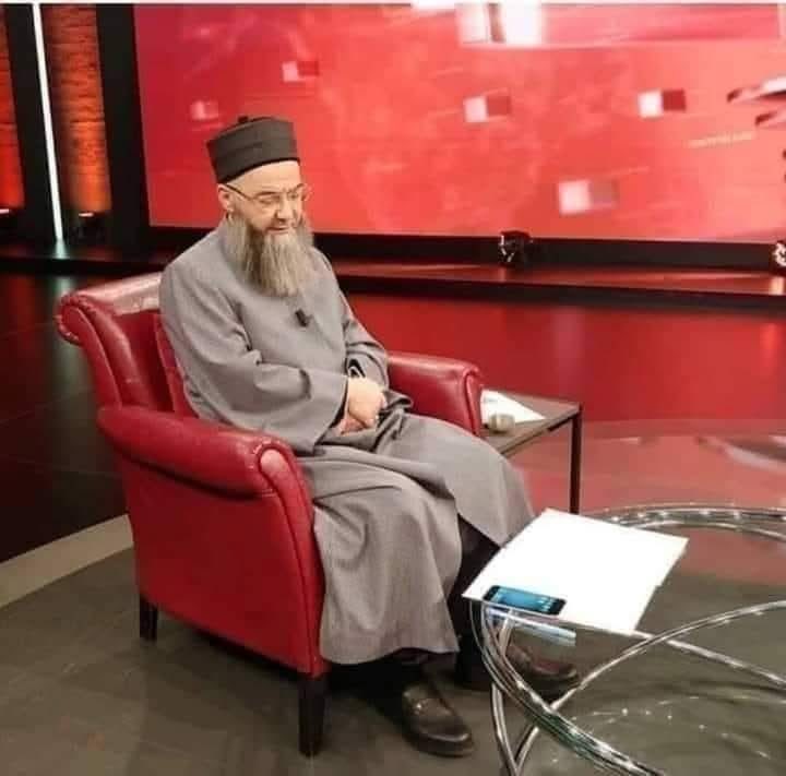 TOPRAK_TC_'s tweet photo. 🤔   😡
Sözcü yazarı soruyor;
Ne mezunusunuz?
Cübbeli cevaplıyor;
ben ortaokul 2 terk
Sözcü yazarı tekrar soruyor;
Neden okumadınız?
Cübbeliden cevap; 
Diploma benim ne işime yarayacak, 
bak o kadar profesör var ama bu kırmızı 
koltuğa beni oturttunuz.

Maalesef büyük resim bu... https://t.co/ainPB8nfTf