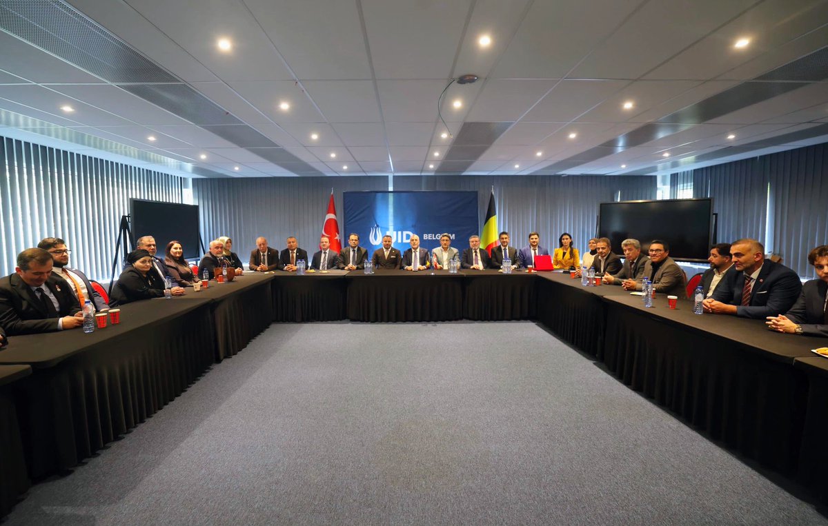 Korkutata_Zeki's tweet photo. 📍 Uluslararası Demokratlar Birliği (UID) Belçika Bölge Başkanlığı

Brüksel temaslarımız kapsamında Uluslararası Demokratlar Birliği (UID) Belçika Bölge Başkanlığı’nı ziyaret ederek Bölge Başkanı Sayın Yusuf Taşpınar ve yönetimiyle bir araya geldik.

Yurt dışında yaşayan vatandaşlarımızın hak ve menfaatlerinin korunması ve her alanda daha güçlü bir şekilde temsil edilmesi için yürüttükleri çalışmalarda muvaffakiyetler diliyorum.

UID Belçika Bölge Başkanımız ve yönetimine nazik misafirperverlikleri için teşekkür ediyorum.

@isikhanvedat