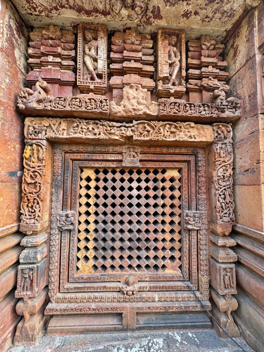 ShefVaidya's tweet photo. We are familiar with the images of Gods, Goddesses, Apsaras and other divine beings on temple walls, but why would anyone dedicate a whole window of a 1000 year old Hindu temple to a troop of monkeys? 

I answer this question in my latest essay on Substack about the ‘monkey window’ at the Mukteshwar temple in Odisha.

Do read and share/Subscribe if you like it.  https://t.co/zKQw017wmT