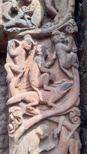 ShefVaidya's tweet photo. We are familiar with the images of Gods, Goddesses, Apsaras and other divine beings on temple walls, but why would anyone dedicate a whole window of a 1000 year old Hindu temple to a troop of monkeys? 

I answer this question in my latest essay on Substack about the ‘monkey window’ at the Mukteshwar temple in Odisha.

Do read and share/Subscribe if you like it.  https://t.co/zKQw017wmT