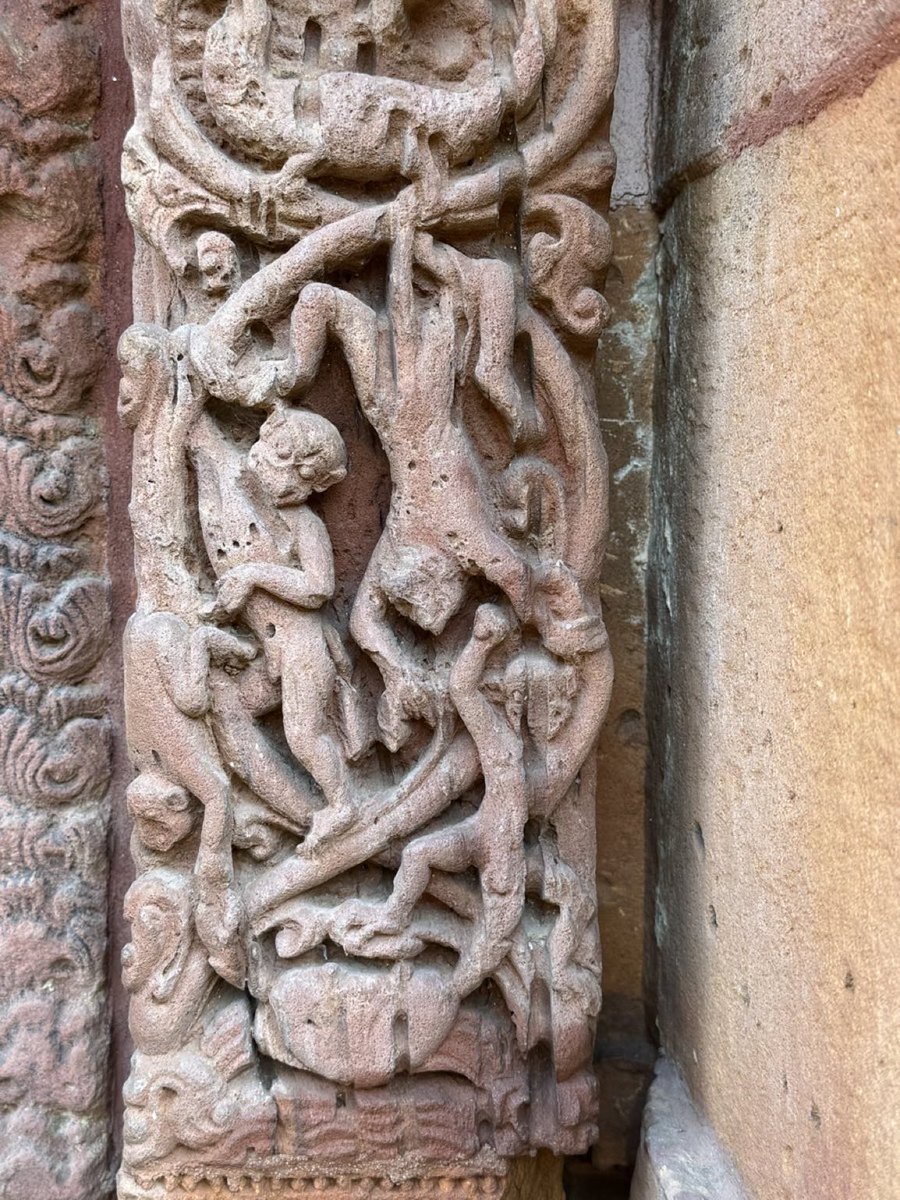 ShefVaidya's tweet photo. We are familiar with the images of Gods, Goddesses, Apsaras and other divine beings on temple walls, but why would anyone dedicate a whole window of a 1000 year old Hindu temple to a troop of monkeys? 

I answer this question in my latest essay on Substack about the ‘monkey window’ at the Mukteshwar temple in Odisha.

Do read and share/Subscribe if you like it.  https://t.co/zKQw017wmT