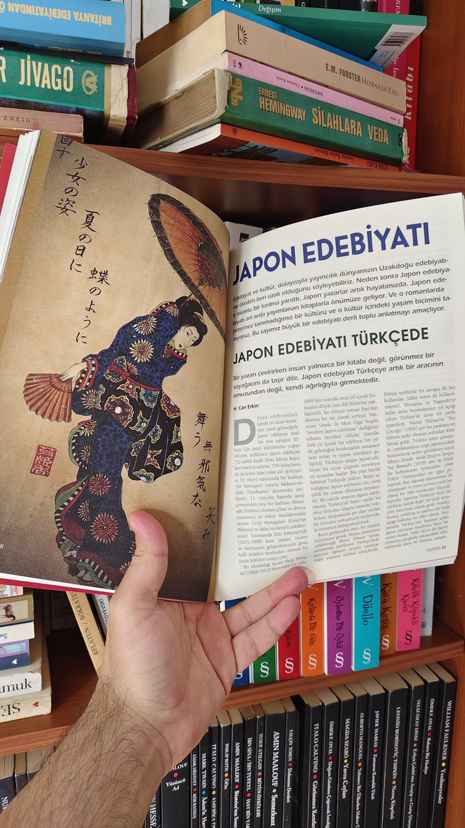 erdincakkoyunlu's tweet photo. 20 yılı aşkın süredir olduğu gibi @NotosKitap tüm korkunç ekonomik şartlara rağmen kaliteli yayınına devam ediyor. Bu sayı kapak konusu Modern Japon Edebiyatı.
Kavabata
Oe
Mishima
Murakami gibi Batı edebiyatı formunu Japon yazını ile birleştirerek, modern yazan ustalar var. https://t.co/h3m6uQVRfd