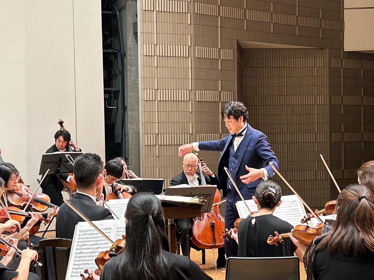 Amabile_phil's tweet photo. 第25回定期演奏会、終演いたしました🎻✨
佐々木新平氏が常任指揮者に就任して初めての定期演奏会、楽団員一人ひとりそれぞれの想いを胸に演奏いたしました。

ご来場いただきました皆様、ありがとうございました。

今後ともアマービレフィルハーモニー管弦楽団をどうぞよろしくお願い申し上げます。 https://t.co/M0lPqcUNQd