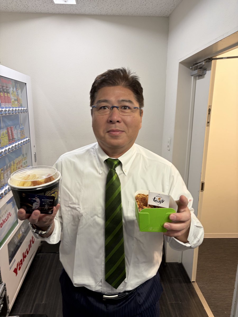 jingu_gourmetpr's tweet photo. 本日解説の #真中満 さん⚾️

ご自身のレジェンドグルメ「外れなし!!満腹おつまみセット」を実食🍴

さらに！
唐揚げが大好きな真中さんに #じんカラ も差し入れさせていただきました🍗

#茶色は正義 

📍販売店舗
真中満の外れなし!!満腹おつまみセット
外野16GATE 壱角家

#神宮グルメ #球場グルメ https://t.co/shyZ1XQOGu