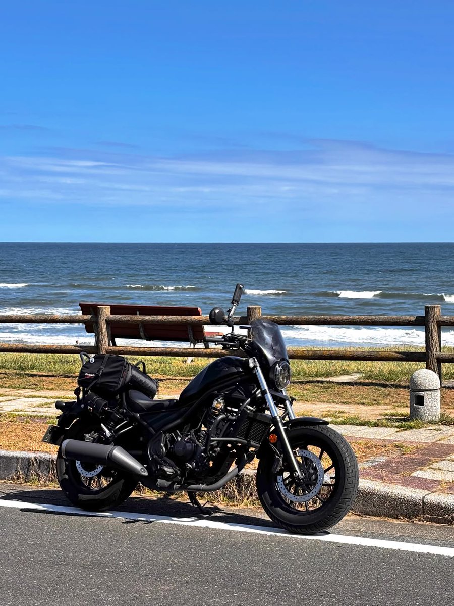 1776Bingo1976's tweet photo. 久しぶりの晴れ☀️
レブルとふたりで、海までソロツー🏍️💨

青い空と潮風に、気持ちもすっきり🌊
忙しかった一週間のあとに、こんな時間があると嬉しい☺️🤍

#レブル250 #ソロツーリング #女性ライダー #海沿いツーリング #バイクのある風景 https://t.co/GD8cToqERv