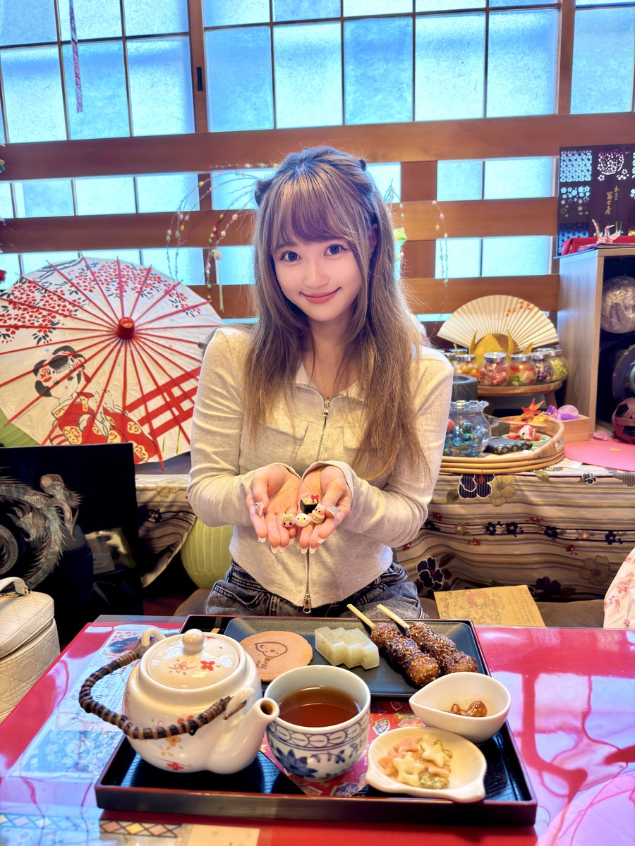 _sachi_world_'s tweet photo. 和かふぇ冨士屋さんに
お伺いできましたっ🥰💕わーい🙌❣️

ほっぺちゃんコラボ〜❤️🫧

店内隅々まで可愛くて
とっても楽しくて美味しくって癒されました🥰
幸せなお時間でしたーっ🙏✨

あったかいおもちもちもち❤️
甘味も和紅茶もぜんぶとっても美味しかったです！✨

和かふぇオリジナルキャラの白玉の妖精
しらたま×ほっぺちゃん

コラボグッズ可愛すぎて3種ともお迎え🥰🫶

他にも初めて実物を見れた限定・新作ほっぺちゃんも
たーくさんお迎えできました❤️

すてきな楽しいお時間をありがとうございました❤️癒🫧

コラボは11/28までやっているのでみなさんもぜひ
行ってみてください❣️🥰✨

#サン宝石 #ほっぺちゃん #和かふぇ冨士屋  #アニほぺ