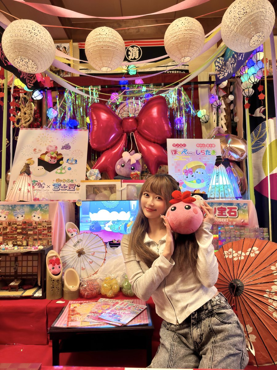 _sachi_world_'s tweet photo. 和かふぇ冨士屋さんに
お伺いできましたっ🥰💕わーい🙌❣️

ほっぺちゃんコラボ〜❤️🫧

店内隅々まで可愛くて
とっても楽しくて美味しくって癒されました🥰
幸せなお時間でしたーっ🙏✨

あったかいおもちもちもち❤️
甘味も和紅茶もぜんぶとっても美味しかったです！✨

和かふぇオリジナルキャラの白玉の妖精
しらたま×ほっぺちゃん

コラボグッズ可愛すぎて3種ともお迎え🥰🫶

他にも初めて実物を見れた限定・新作ほっぺちゃんも
たーくさんお迎えできました❤️

すてきな楽しいお時間をありがとうございました❤️癒🫧

コラボは11/28までやっているのでみなさんもぜひ
行ってみてください❣️🥰✨

#サン宝石 #ほっぺちゃん #和かふぇ冨士屋  #アニほぺ