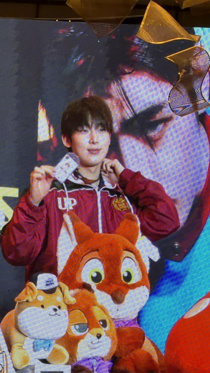 pinknooieu's tweet photo. SUNOO IS WEARING UP VARSITY JACKET TOO! MAY ID PA YAN SHA 😭😭😭😭 HD PLEASE MAAWA NAMAN https://t.co/asqbjW2M7K