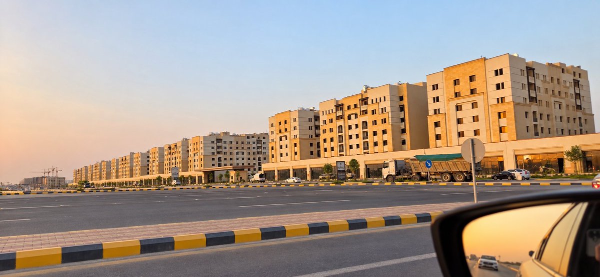 omar_aljuhaymi's tweet photo. هذي مجموعة عمائر في حي العارض تابعة لمشاريع وزارة الإسكان، شبه جاهزة، وعلى وشك ملاكها يستلمونها، الله يبارك لهم فيها.

جزء منها على طريق ريحانة، وجزء على طريق عثمان بن عفان رضي الله عنه.

اللي عديت منها تقريبًا ٦٨ عمارة، وكل عمارة أتوقع فيها قرابة ٣٥ شقة، يعني بحسبة مراكي نتكلم عن أكثر من ٢٢٠٠ شقة.

السؤال: وش تتوقعون تأثير دخول هذا العدد من الوحدات على المعروض الإيجاري وأسعار الشقق في العارض والنرجس؟