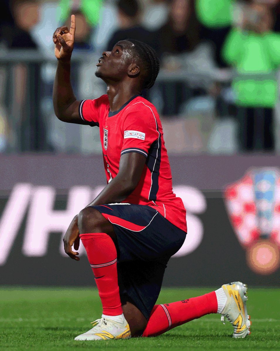 FutyArena's tweet photo. 🚨🗣️: Gary Neville shares his thoughts on Bukayo Saka’s performance last night.

Gary Neville: (Pacing near the touchscreen, pointer in hand)

"Look, I’ve got to be honest with you—I watch a lot of wide players in modern football, but what Bukayo Saka does on that right-hand channel is absolute quality. Absolutely top drawer.

Look at this sequence here [taps the screen to pause analysis]. Look at the full-back's body shape. He is terrified. He doesn't know whether to come tight or drop off, because if he tightens up, Saka just rolls him on the half-turn and he's away. If he steps back, Saka pops it into his feet, drives into the half-space, and all of a sudden the entire defensive shape collapses.

It’s not just the goals or the fancy footwork—it's his decision-making. He rarely gives the ball away in dangerous areas. He knows exactly when to slow the tempo down, draw two defenders out of position, and then deliver that killer pass across the face of the box.
He’s playing with maturity way beyond his years. Every single time he gets the ball on that right wing, you can feel the entire opposition backline panic. He is becoming completely unplayable for both club and country."