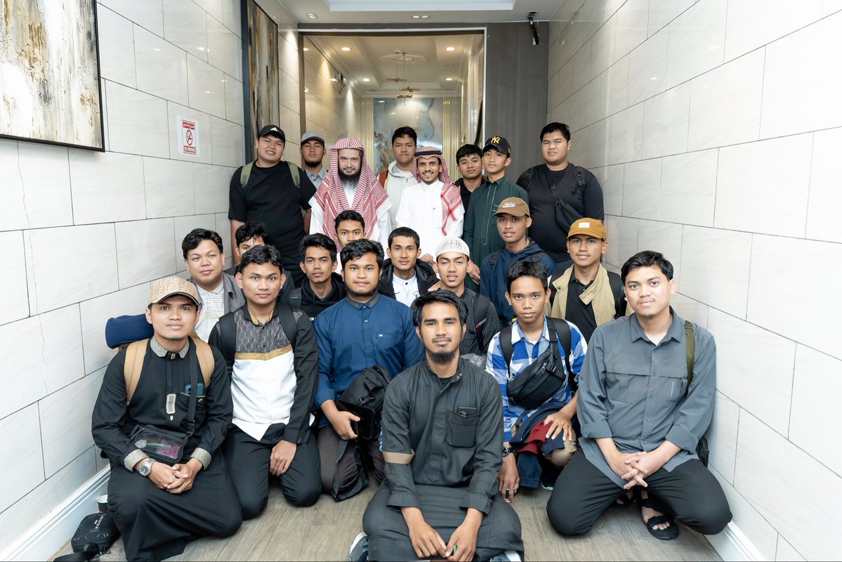 Col_Law_Isl_En's tweet photo. #Manarat_AlIlm_Private_College welcomed a new group of students from Indonesia enrolled in its programs for the first semester of the 1448 AH academic year, wishing them a successful and enriching academic journey in Madīnah. https://t.co/ZDdmAzJMYx