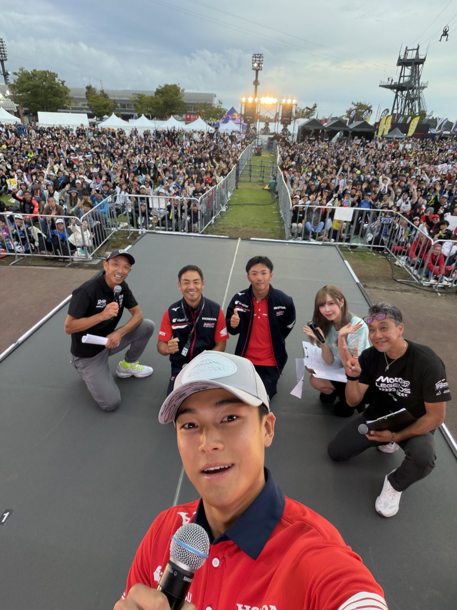 yomichiyuki's tweet photo. MotoGP日本人ライダー集合ステージ💞
ありがとうございました✨

たくさんのお客様とMotoGP愛でいっぱいの幸せ空間でＭＣさせていただきました！

来年またもてぎでお会いしましょう🥰

※古里太陽選手タグ付けできなかった🙇 https://t.co/WjyEJN3I9G