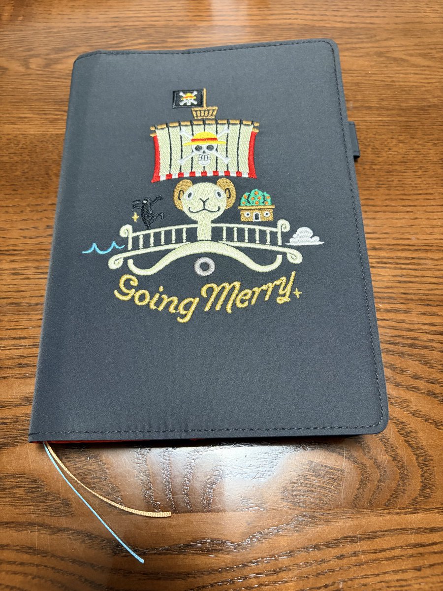 3104maa's tweet photo. ほぼ日ONE PIECEを発売日にLOFTに買いに行くと10名くらい並んでてカズンのカバーが無いので聞くと入荷がなかったらしくショックでした！HONを買い、オンラインで注文しました。発送がすごく早くて感謝です。
メリーかわいい！
#ほぼ日手帳 https://t.co/LxHFvekoiX