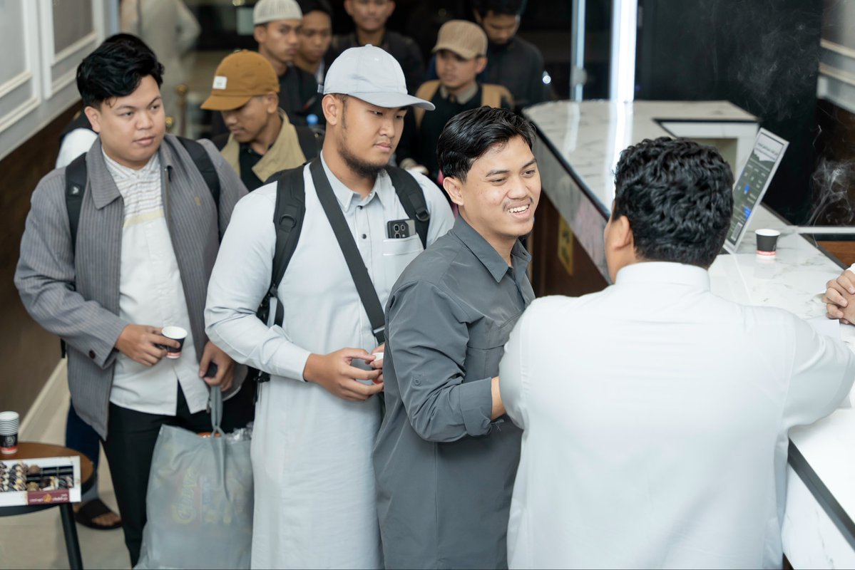 Col_Law_Isl_En's tweet photo. Students being welcomed and settled into their accommodation as they begin their academic journey in Madīnah. https://t.co/mbs7uhOM13