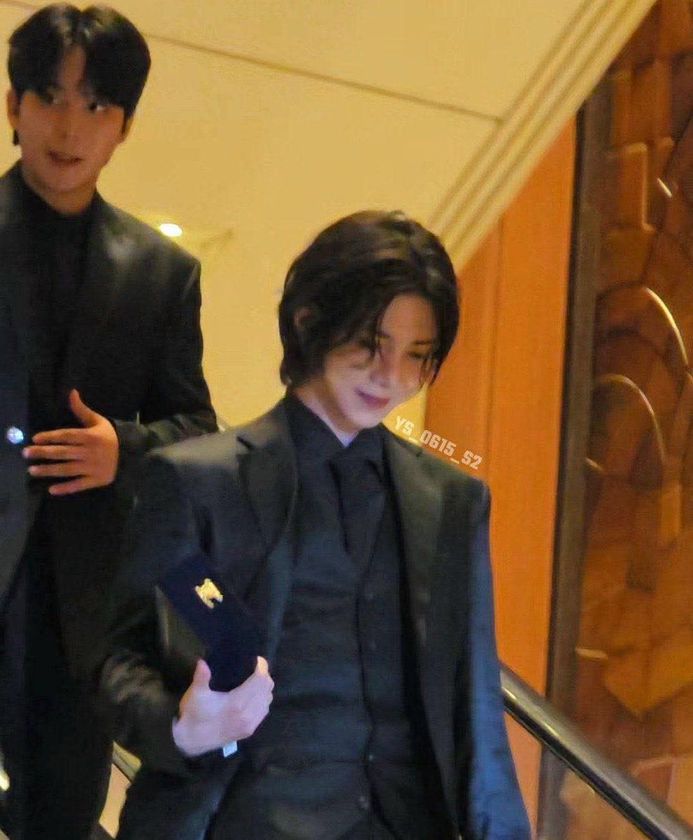 YEOTEEZx's tweet photo. YEOSANG IN A SUIT IS JUST BEAUTIFUL!!! https://t.co/ZmSKVYUv5F