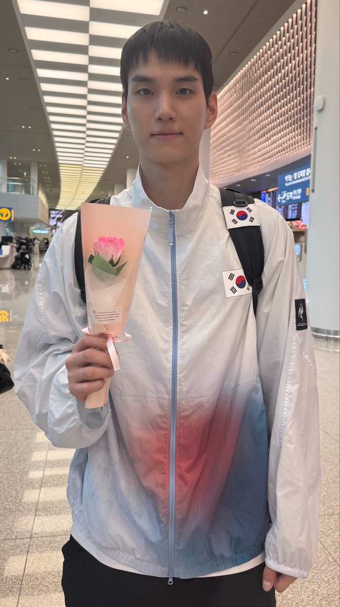 kimjihan99's tweet photo. 다행이 생각보다 괜찮다고 하고^^
혼자 걷는거보니 다행 ㅜㅜ
재활 잘 받고 상무들어가서 잘 쉬기를~
내년 단양서 바요~ https://t.co/B55w4BFBeX