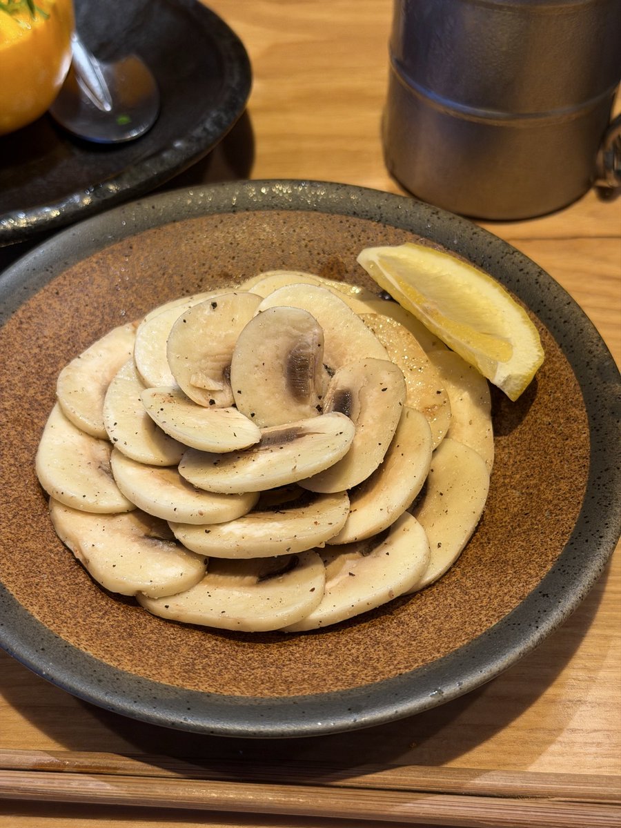 Kumamontar's tweet photo. 新宿荒木町『キッチンドロマミレ』焼き鳥はもちろん、柿とクレソンサラダと生マッシュルームカルパッチョ美味すぎた https://t.co/iBeOvpBsD5