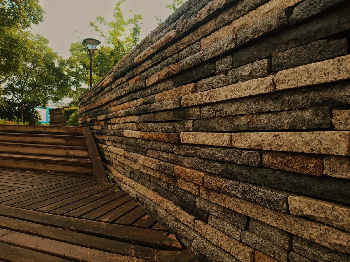 aaaaaa9132's tweet photo. Just strolling by the old bridge, the soft gray light and slightly convex stone wall make this spot feel so peaceful and warm. https://t.co/C7MXsdZDes