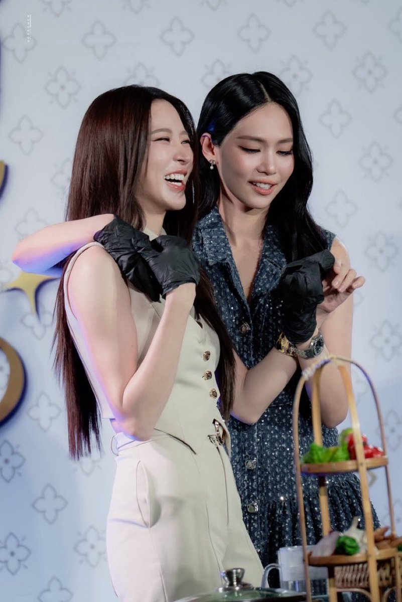 ployshine55's tweet photo. วันนี้พี่บวบน้องพลอยอาละวาดมาก กรี๊ดดดดดดดดดดดดดดดดด

THAI TASTE THAI FEST X PNB
#ไทยฟุ้งปรุงไทยxปุยนุ่นบิ๊นท์
#bintsireethorn 
#Puinoonwrsr https://t.co/AW9VrVJMeZ