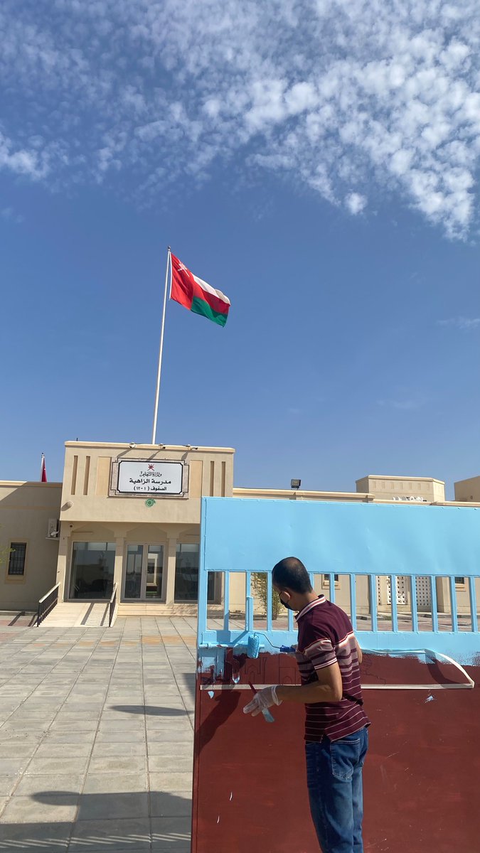 azahi2009's tweet photo. بعد أن تم تنظيف بوابة المدرسة المعدنية وعزلها بطبقة تمنع التآكل قا�� الأستاذ مصطفى بإعادة تصميم وصبغ البوابة بألوانها الزاهية وإحياء رونقها من جديد https://t.co/66UIOntz0L