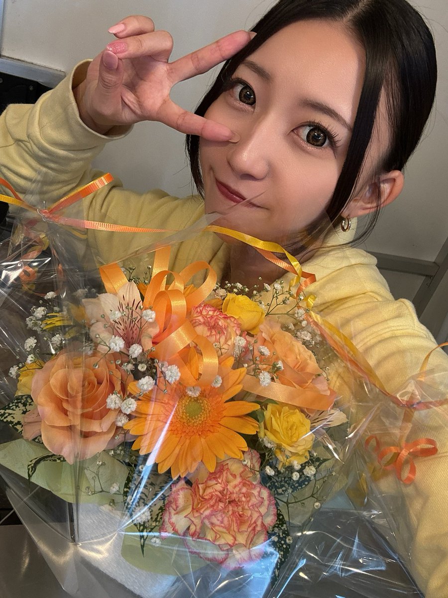 Iscafe1006's tweet photo. 終了しましたー！！

もうすぐキッチンカーも3年目に突入ということでフォロワーさんにお花頂きました💐

可愛い〜💓

今日もありがとうございました🥰

#ライブガーデン上尾店 さん
#PR https://t.co/rx33UGCGhE