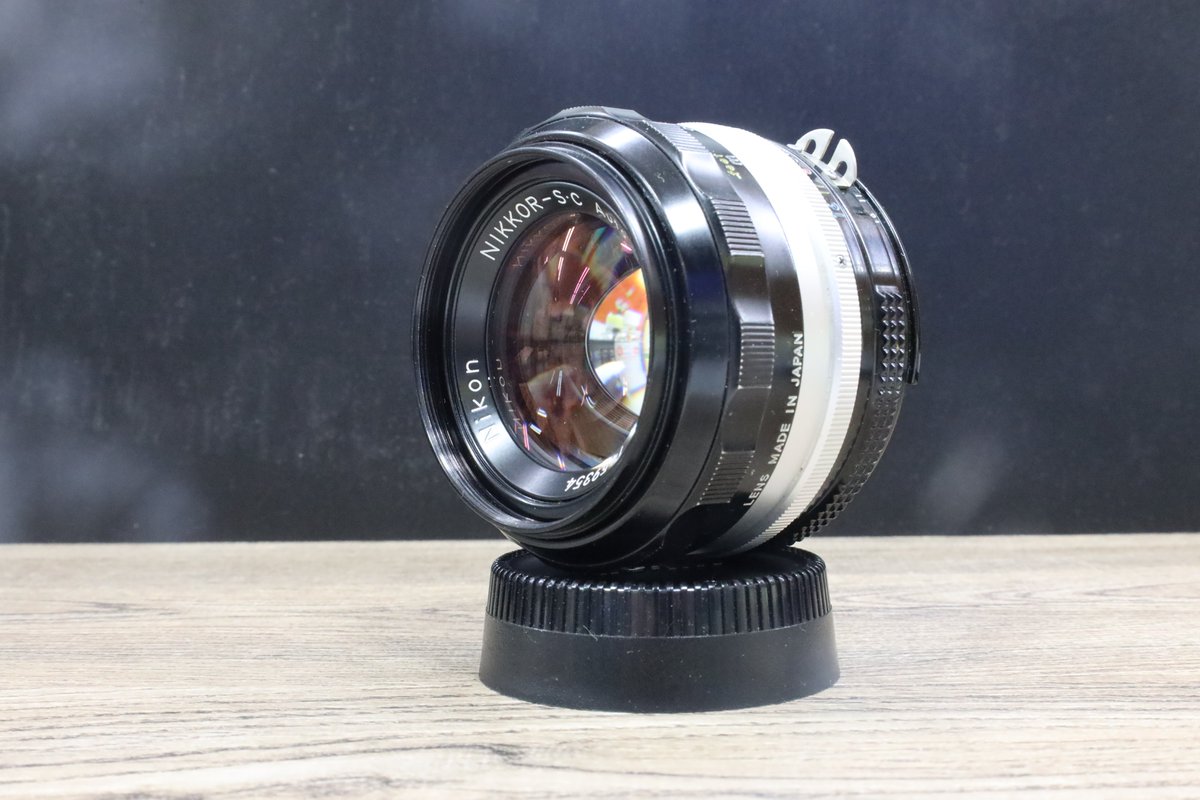 Hardoffcamera's tweet photo. NIKKOR-S.C Auto 50mm F1.4　Non-Aiが中古品で入荷しました。
1972年発売のFマウントレンズです。（デジイチにはほとんど付きません）
光を当てるとわかるくらいの薄曇りと小ごみ混入はありますがまだまだ現役で使える状態となっています。
鏡筒も綺麗です！
#ハードオフ八王子大和田
#ハードオフ https://t.co/pgaeWMj9eV
