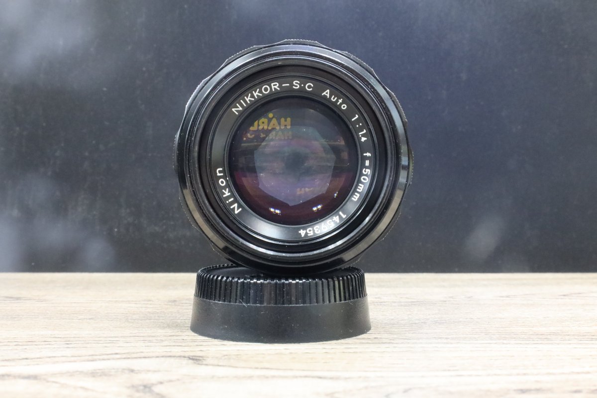 Hardoffcamera's tweet photo. NIKKOR-S.C Auto 50mm F1.4　Non-Aiが中古品で入荷しました。
1972年発売のFマウントレンズです。（デジイチにはほとんど付きません）
光を当てるとわかるくらいの薄曇りと小ごみ混入はありますがまだまだ現役で使える状態となっています。
鏡筒も綺麗です！
#ハードオフ八王子大和田
#ハードオフ https://t.co/pgaeWMj9eV