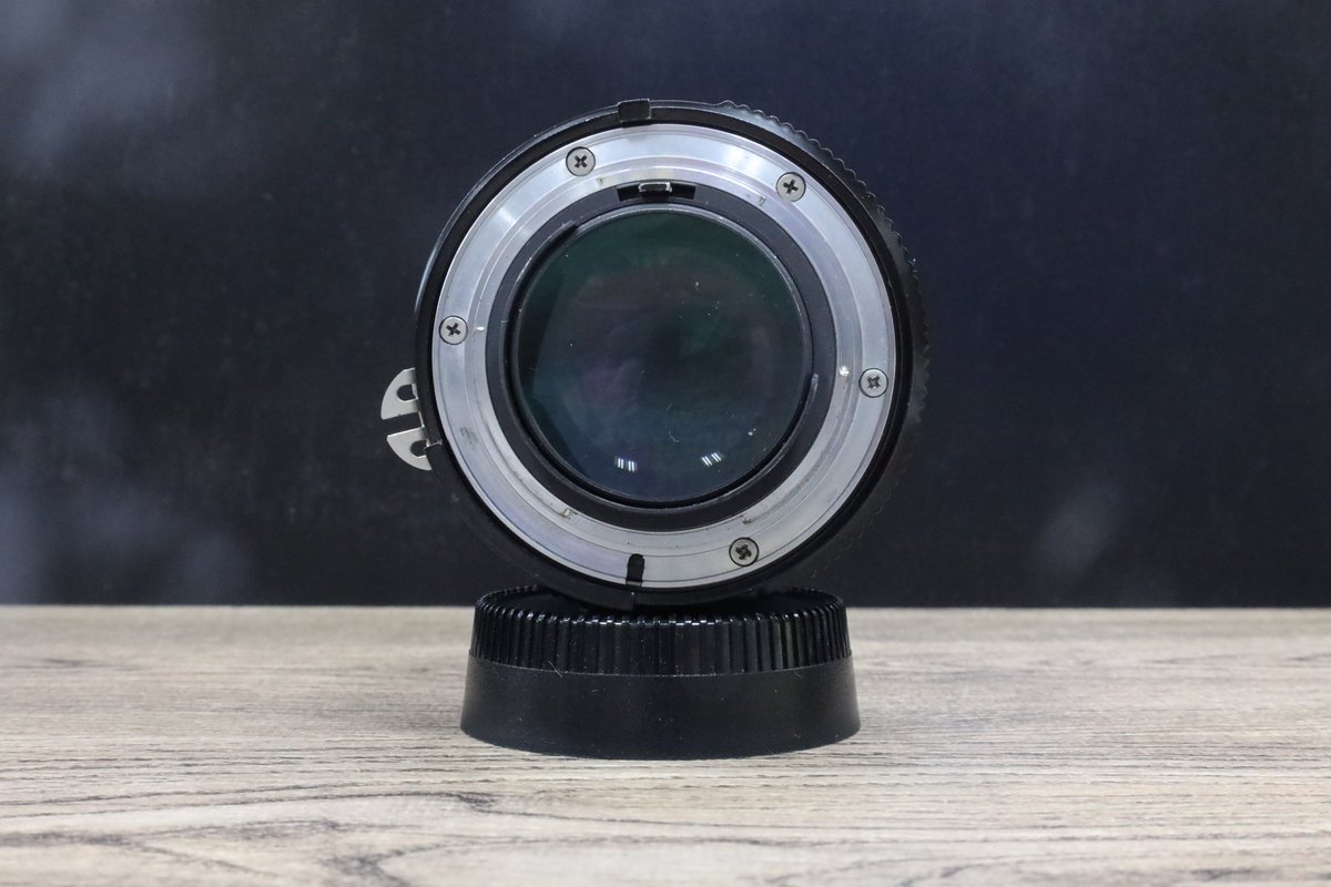 Hardoffcamera's tweet photo. NIKKOR-S.C Auto 50mm F1.4　Non-Aiが中古品で入荷しました。
1972年発売のFマウントレンズです。（デジイチにはほとんど付きません）
光を当てるとわかるくらいの薄曇りと小ごみ混入はありますがまだまだ現役で使える状態となっています。
鏡筒も綺麗です！
#ハードオフ八王子大和田
#ハードオフ https://t.co/pgaeWMj9eV