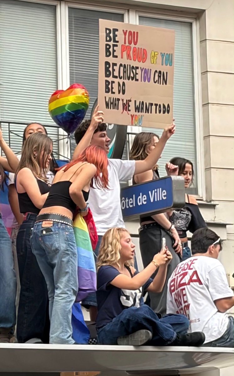fhollande's tweet photo. Oui, soyez fiers de ce que vous êtes ! 😉🏳️‍🌈

Treize ans après le mariage pour tous, une même conviction : l’égalité des droits et la liberté d’être soi ne sont jamais acquises, il faut toujours les défendre.

#pride https://t.co/SJvQ6i99nF