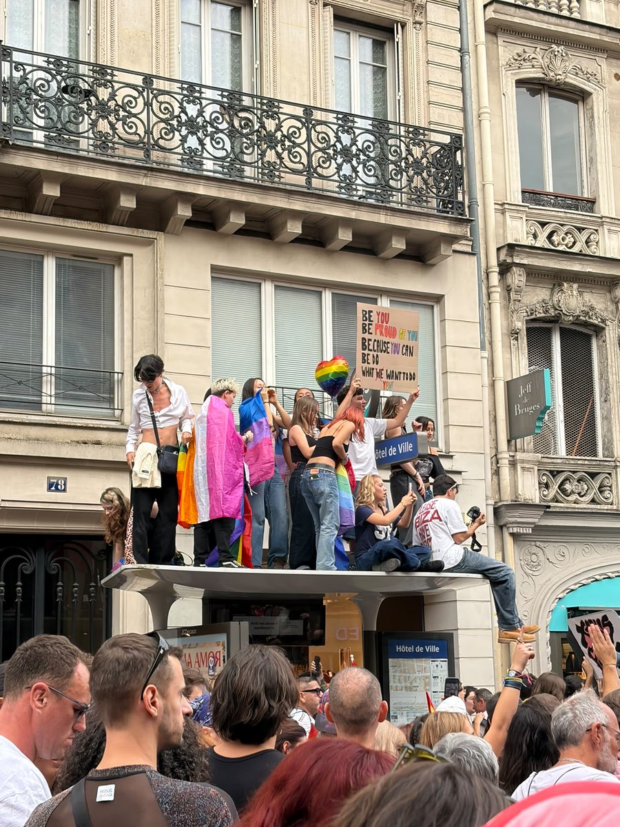 fhollande's tweet photo. Oui, soyez fiers de ce que vous êtes ! 😉🏳️‍🌈

Treize ans après le mariage pour tous, une même conviction : l’égalité des droits et la liberté d’être soi ne sont jamais acquises, il faut toujours les défendre.

#pride https://t.co/SJvQ6i99nF