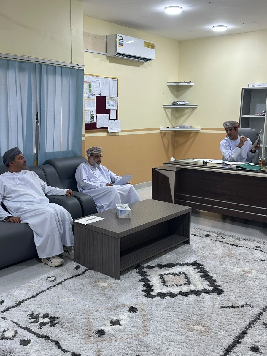 eduGovmct1605's tweet photo. عقدت لجنة الأنشطة المدرسية اجتماعًا برئاسة الأستاذ/ داود العادي، مدير المدرسة، لمناقشة مسابقة «من أجل الوطن.. تفاعل إيجابي وشعور بالمسؤولية» الموجّهة لطلبة الصف العاشر، بهدف تعزيز قيم المواطنة والمسؤولية وروح المبادرة لديهم.
#فعاليات_تعليمية_مسقط https://t.co/0eqaednLaB