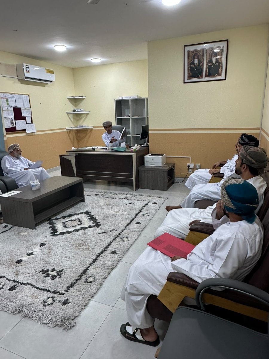 eduGovmct1605's tweet photo. عقدت لجنة الأنشطة المدرسية اجتماعًا برئاسة الأستاذ/ داود العادي، مدير المدرسة، لمناقشة مسابقة «من أجل الوطن.. تفاعل إيجابي وشعور بالمسؤولية» الموجّهة لطلبة الصف العاشر، بهدف تعزيز قيم المواطنة والمسؤولية وروح المبادرة لديهم.
#فعاليات_تعليمية_مسقط https://t.co/0eqaednLaB