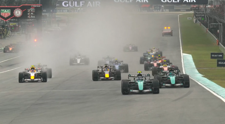 TearOffFR's tweet photo. TOUR 3 / 3

Les Mercedes viennent de prendre la tête AVANT MEME le premier virage !

#F1 #BahrainGP https://t.co/xqtlfnCKeF