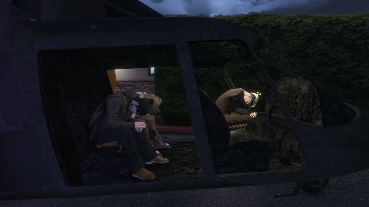 jon_maiale's tweet photo. ハロウィンイベントの巡回中に元気がなさそうな俯いてる集団を発見🫣
#Flecity #Fivem https://t.co/5oMSRUDS0y