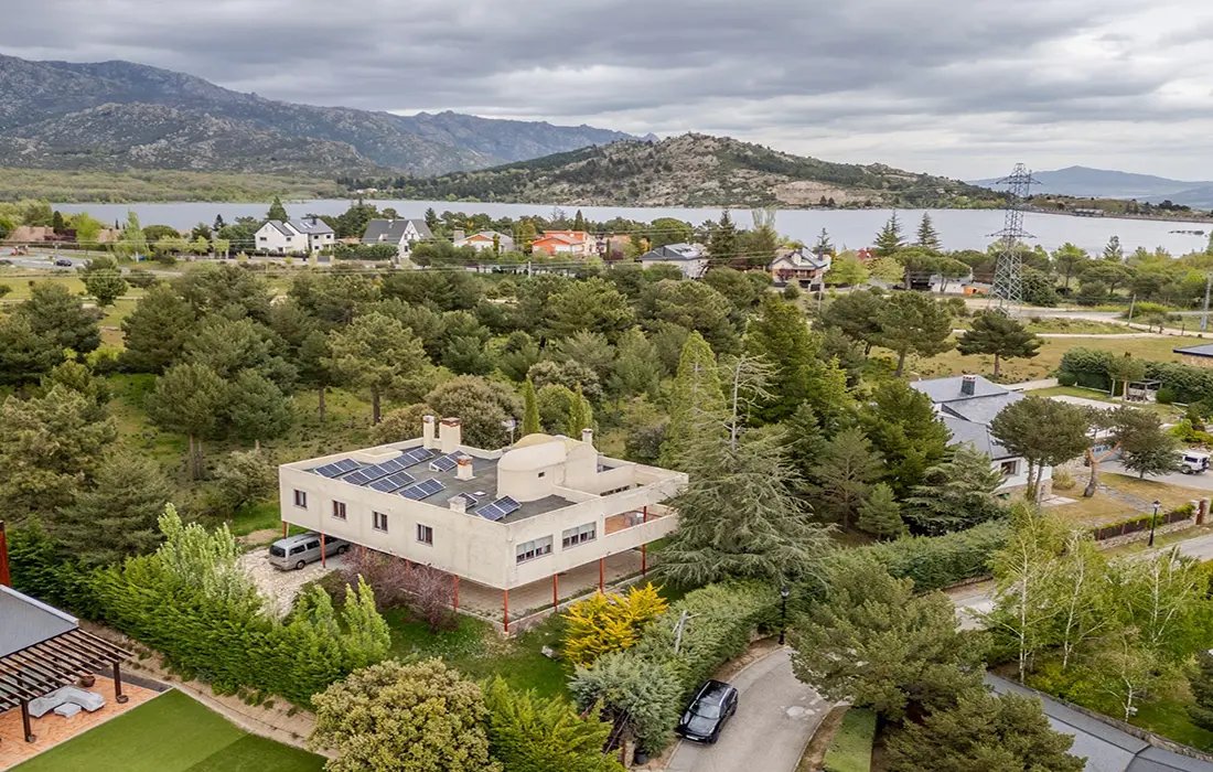 LaEtxebarria's tweet photo. EL GALAPAGAR DE MARI CARMEN. Para que os hagáis una idea de la tomadura de pelo. la casa que se compró Mari Carmen estaba en Reajo del Roble ( Collado mediano). Es decir, aquí: https://t.co/pYgvIJ3pqk
